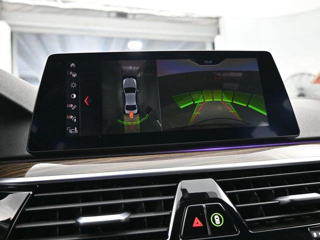 Photo of 2019 Black Sapphire Metallic BMW 540