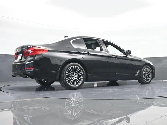 Photo of 2019 Black Sapphire Metallic BMW 540