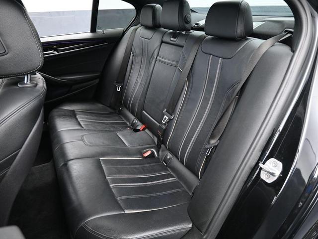 Photo of 2019 Black Sapphire Metallic BMW 540
