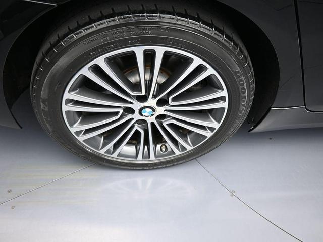 Photo of 2019 Black Sapphire Metallic BMW 540