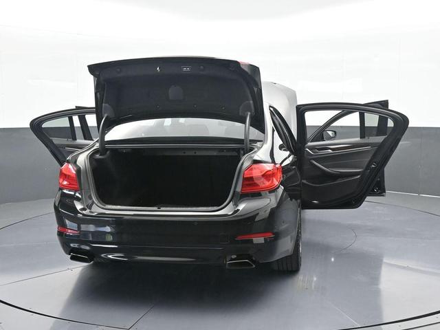 Photo of 2019 Black Sapphire Metallic BMW 540