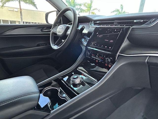 Photo of 2023 Silver Zynith Jeep Grand Cherokee L