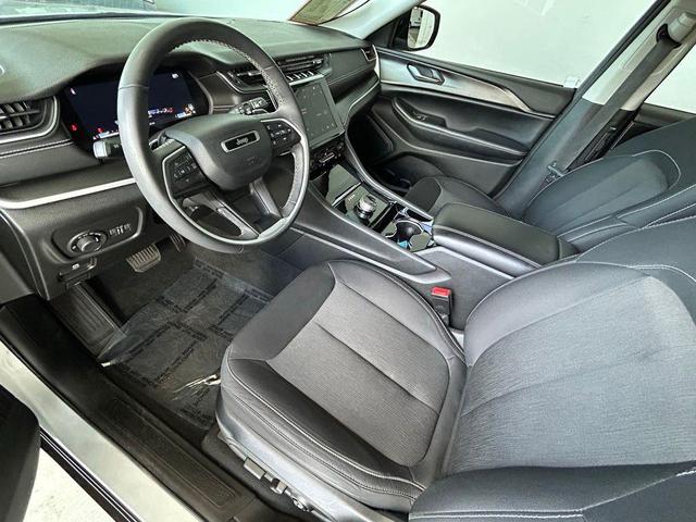 Photo of 2023 Silver Zynith Jeep Grand Cherokee L