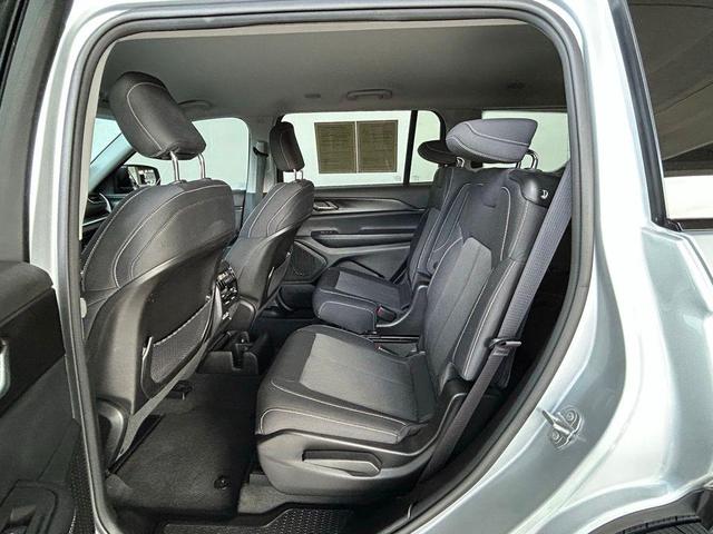 Photo of 2023 Silver Zynith Jeep Grand Cherokee L