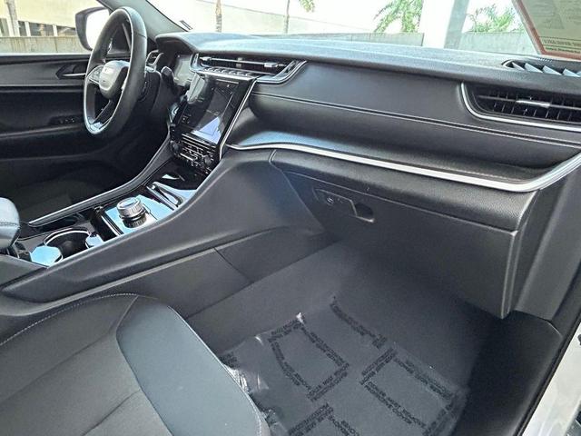 Photo of 2023 Silver Zynith Jeep Grand Cherokee L