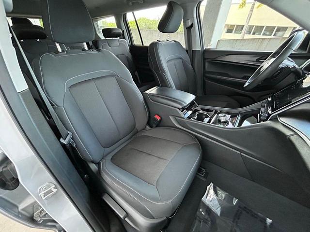 Photo of 2023 Silver Zynith Jeep Grand Cherokee L