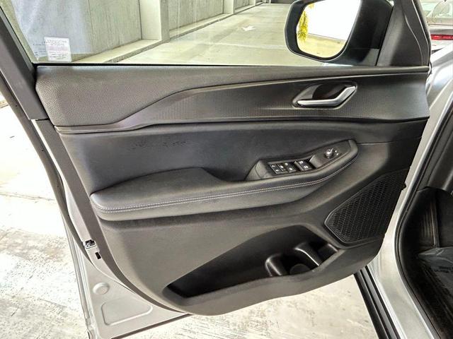 Photo of 2023 Silver Zynith Jeep Grand Cherokee L