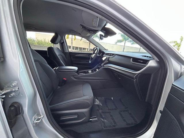 Photo of 2023 Silver Zynith Jeep Grand Cherokee L