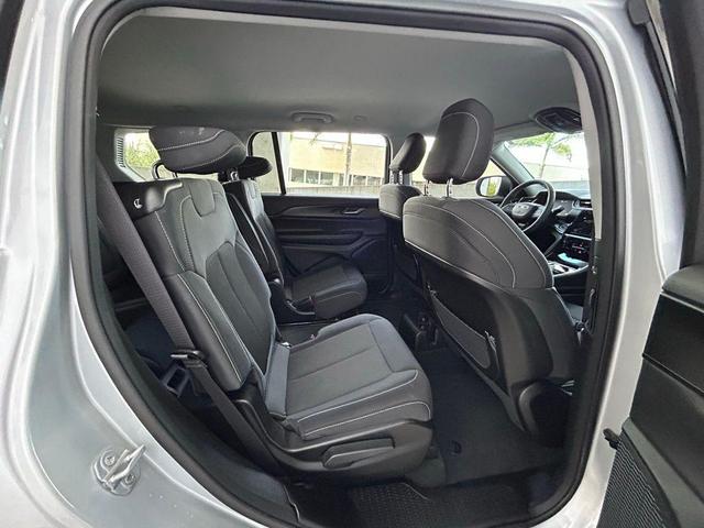 Photo of 2023 Silver Zynith Jeep Grand Cherokee L