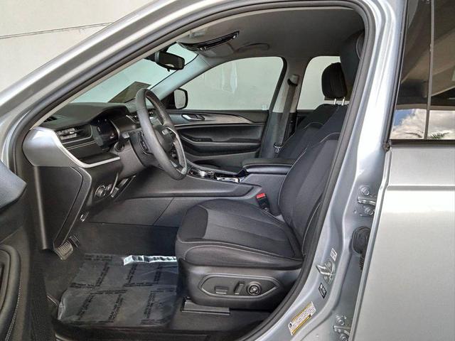 Photo of 2023 Silver Zynith Jeep Grand Cherokee L