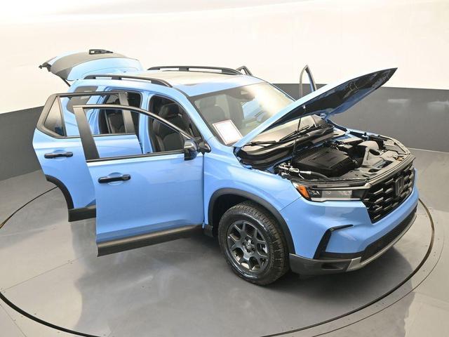 Photo of 2025 Blue Honda Pilot