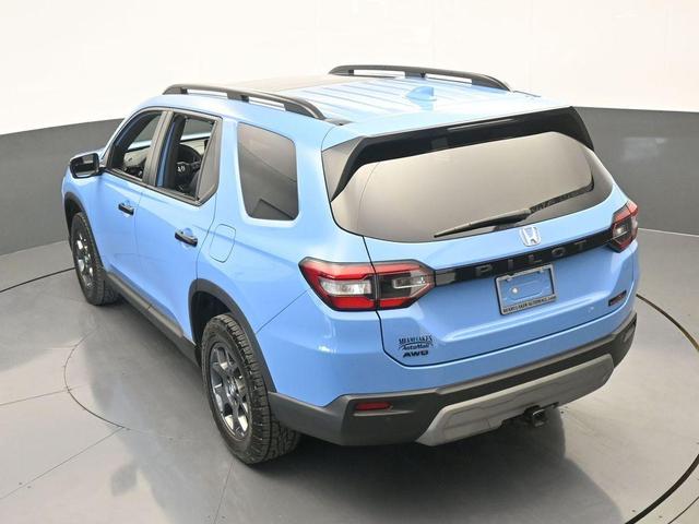 Photo of 2025 Blue Honda Pilot