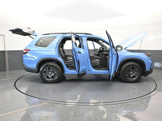 Photo of 2025 Blue Honda Pilot