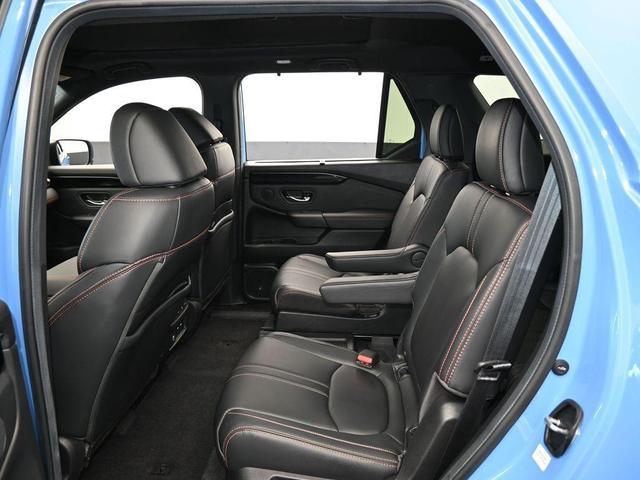Photo of 2025 Blue Honda Pilot