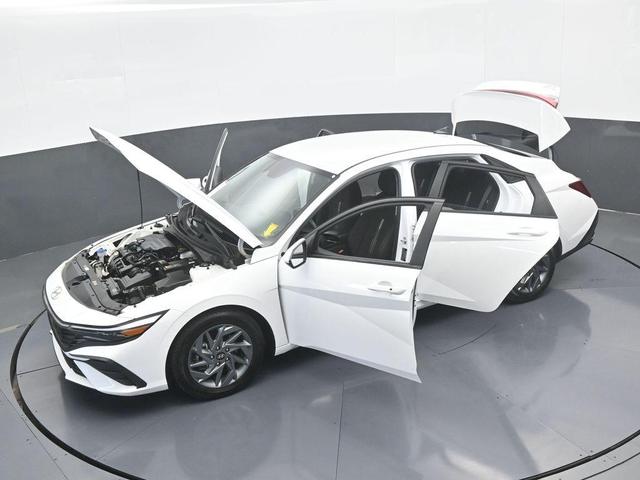 Photo of 2024 White Hyundai ELANTRA