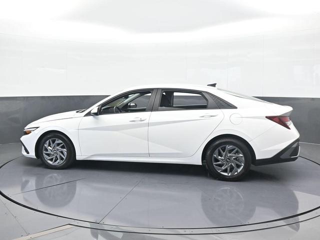 Photo of 2024 White Hyundai ELANTRA