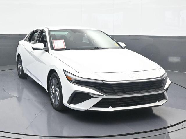 Photo of 2024 White Hyundai ELANTRA