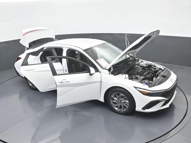 Photo of 2024 White Hyundai ELANTRA