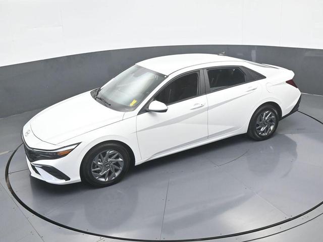 Photo of 2024 White Hyundai ELANTRA