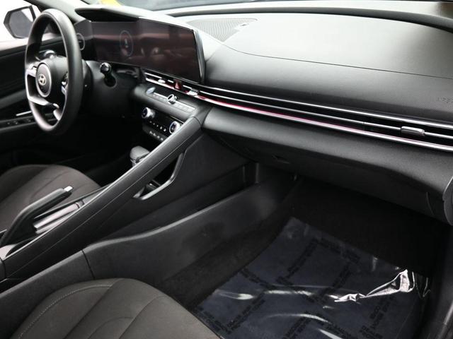 Photo of 2024 White Hyundai ELANTRA