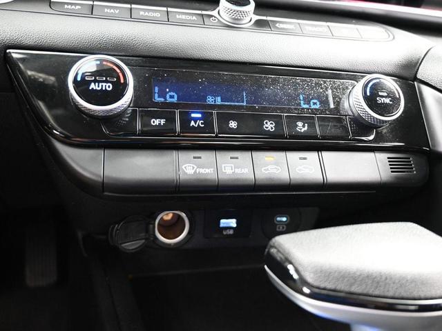 Photo of 2024 White Hyundai ELANTRA