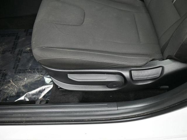 Photo of 2024 White Hyundai ELANTRA