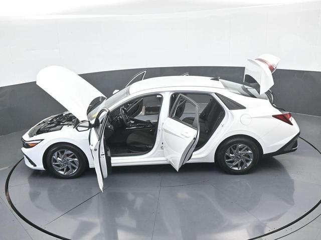Photo of 2024 White Hyundai ELANTRA