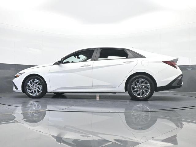 Photo of 2024 White Hyundai ELANTRA