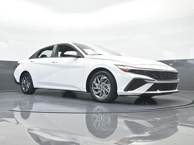 Photo of 2024 White Hyundai ELANTRA