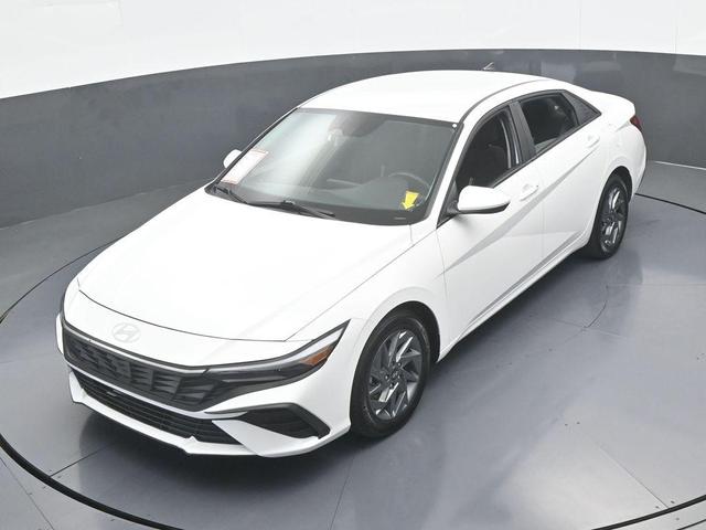 Photo of 2024 White Hyundai ELANTRA