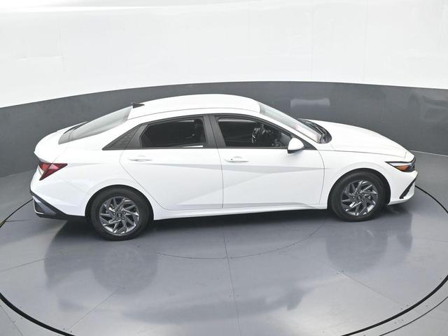 Photo of 2024 White Hyundai ELANTRA