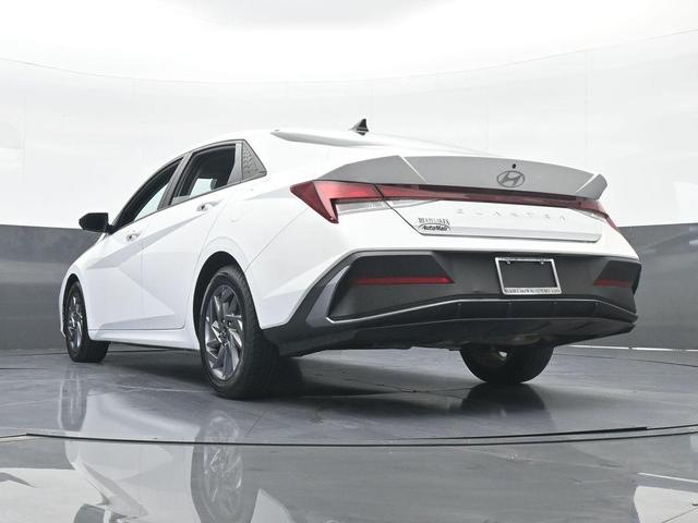 Photo of 2024 White Hyundai ELANTRA