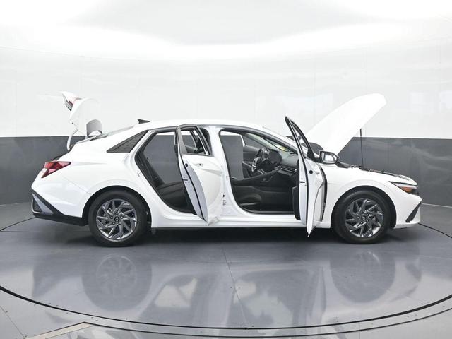 Photo of 2024 White Hyundai ELANTRA