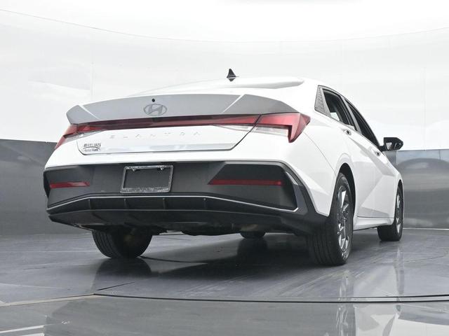 Photo of 2024 White Hyundai ELANTRA