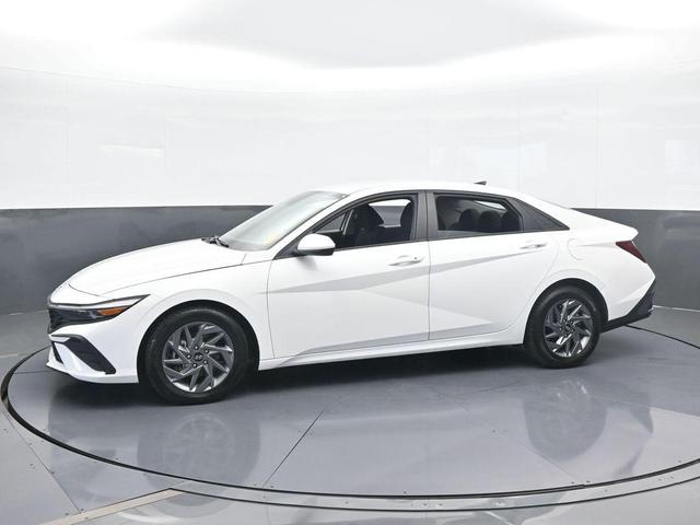 Photo of 2024 White Hyundai ELANTRA