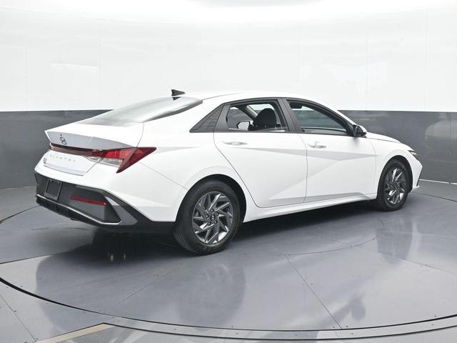 Photo of 2024 White Hyundai ELANTRA
