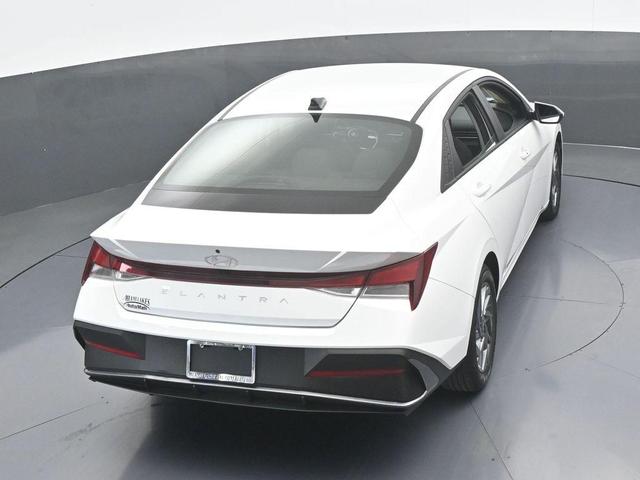 Photo of 2024 White Hyundai ELANTRA
