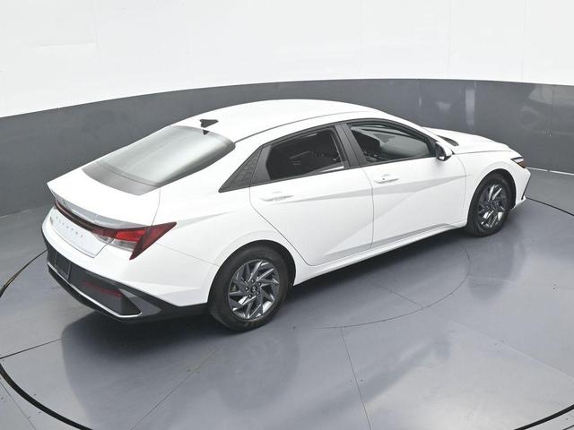 Photo of 2024 White Hyundai ELANTRA