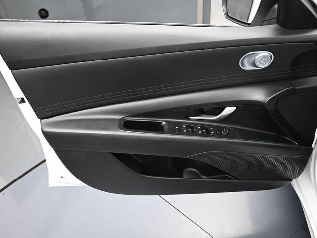 Photo of 2024 White Hyundai ELANTRA