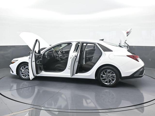 Photo of 2024 White Hyundai ELANTRA