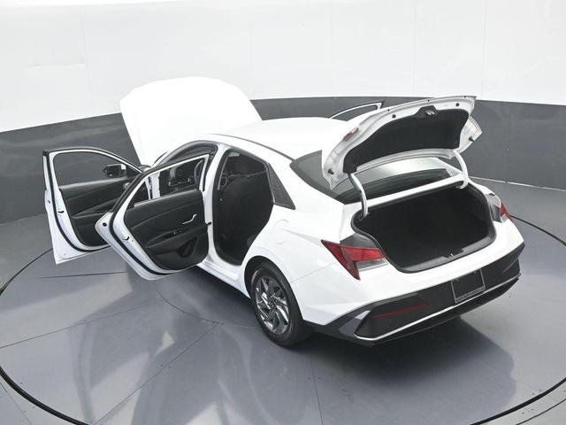 Photo of 2024 White Hyundai ELANTRA