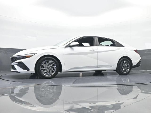 Photo of 2024 White Hyundai ELANTRA