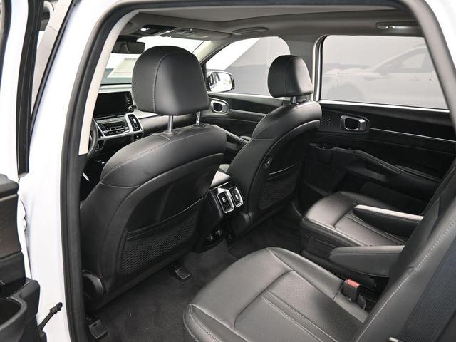 Photo of 2023 Glacial White Pearl Kia Sorento