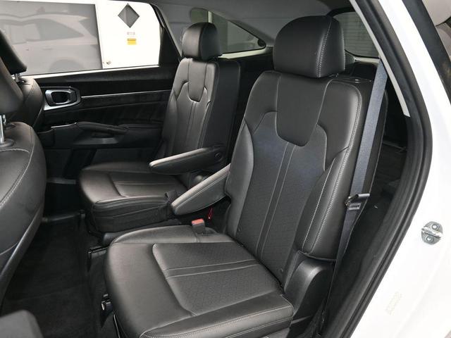 Photo of 2023 Glacial White Pearl Kia Sorento