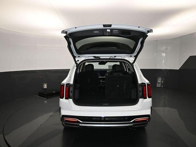 Photo of 2023 Glacial White Pearl Kia Sorento