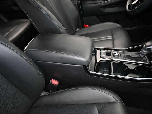 Photo of 2023 Glacial White Pearl Kia Sorento