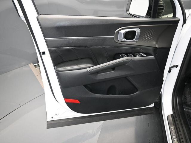 Photo of 2023 Glacial White Pearl Kia Sorento