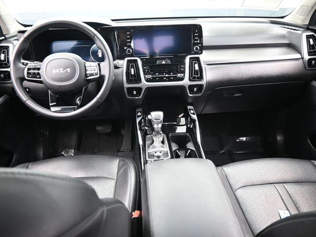 Photo of 2023 Glacial White Pearl Kia Sorento