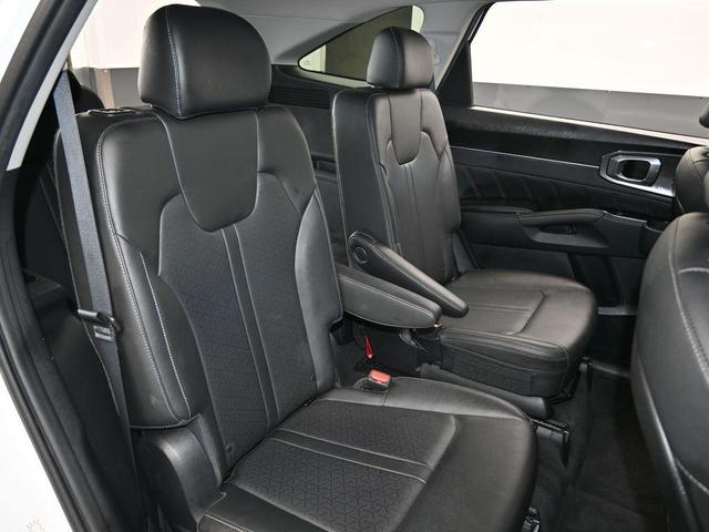Photo of 2023 Glacial White Pearl Kia Sorento