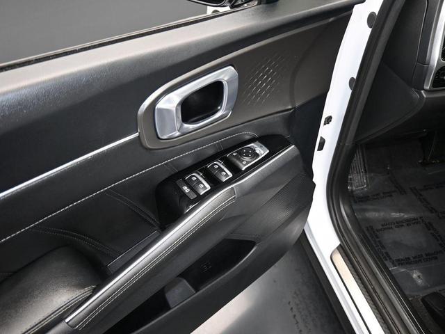Photo of 2023 Glacial White Pearl Kia Sorento